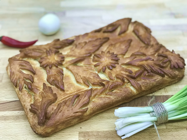 Пирог с зеленым луком, яйцом и рисом